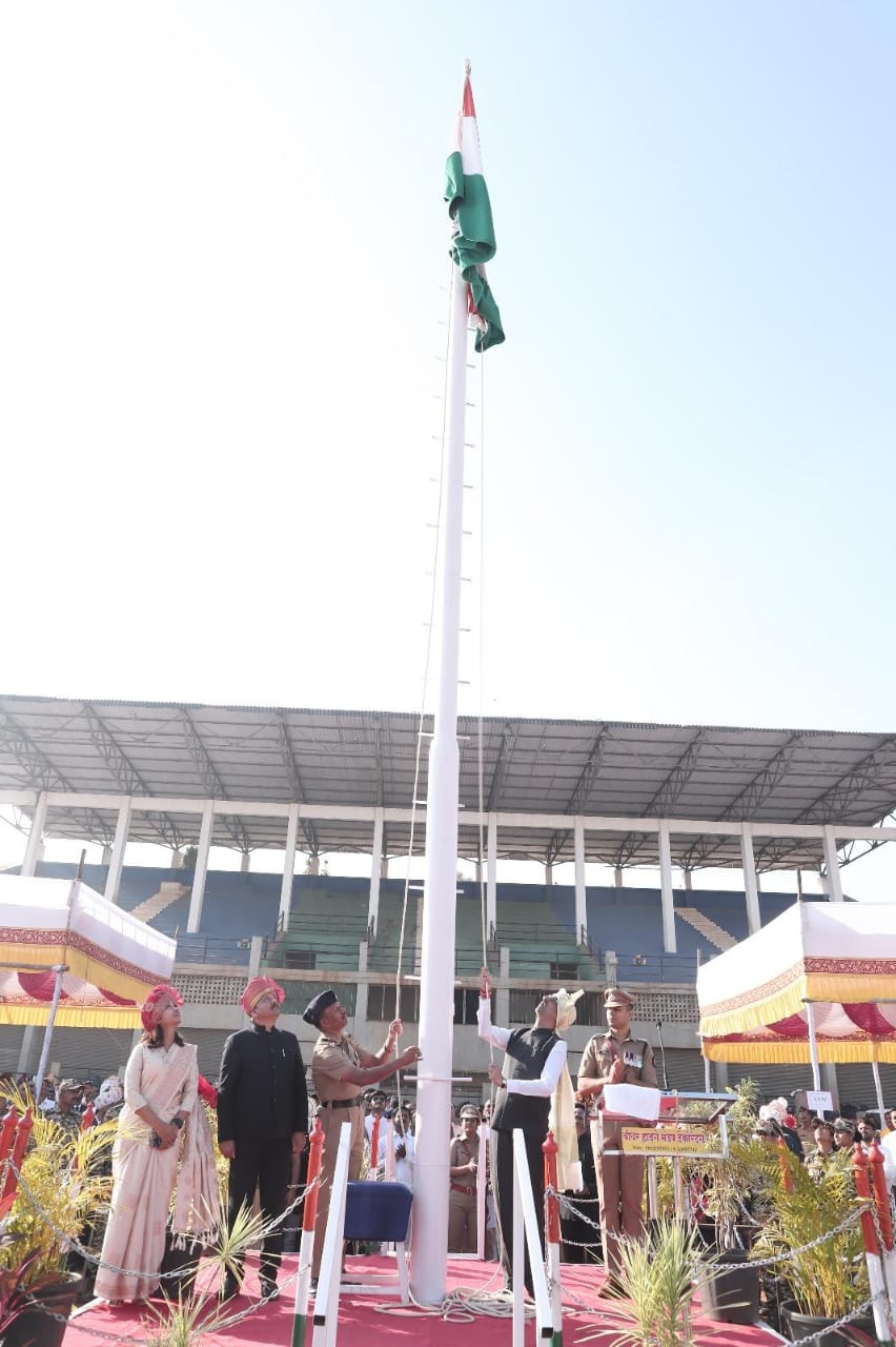 पालकमंत्री शंभूराज देसाई यांच्याहस्ते मुख्य शासकीय ध्वजारोहण उत्साहात संपन्न